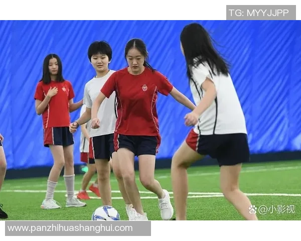 女警足球：展现女性力量与团队精神的绿茵场上风采